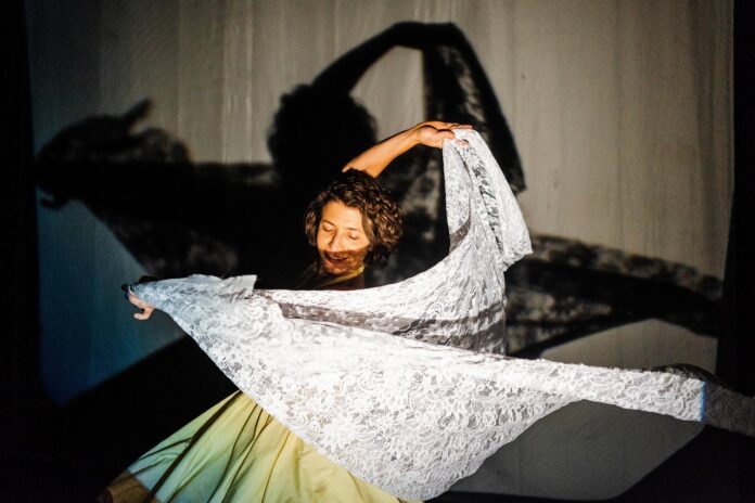 “memoria-matriz”:-sombras-revelam-historias-de-mulheres