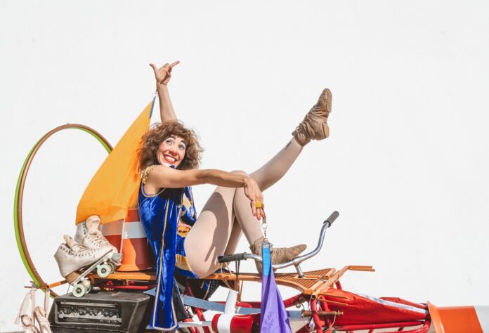 “a-domadora-de-bicicletas”-chega-ao-sesc-silvio-barbato-com-humor,-poesia-e-acrobacias