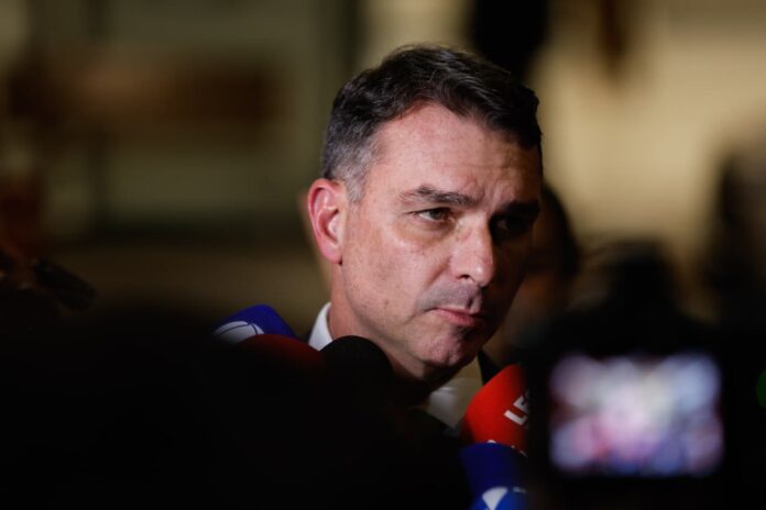 flavio-bolsonaro-se-irrita-com-chance-de-o-pl-se-aliar-a-paes-no-rio