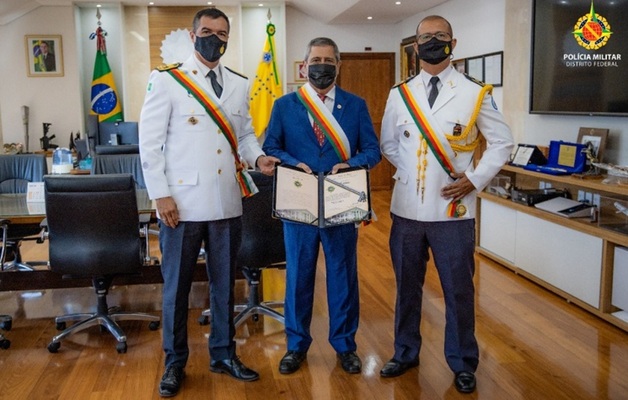 braga-netto-ganha-medalha-tiradentes-da-pmdf,-maior-honraria-da-forca