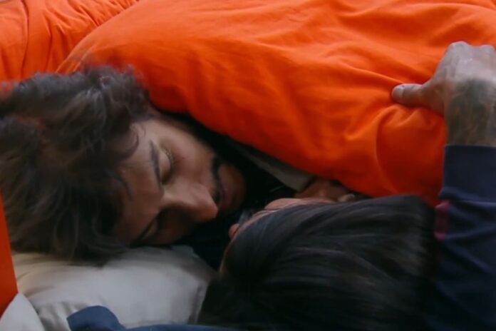 a-fazenda-17:-michelle-barros-e-shia-phoenix-se-beijam.-veja