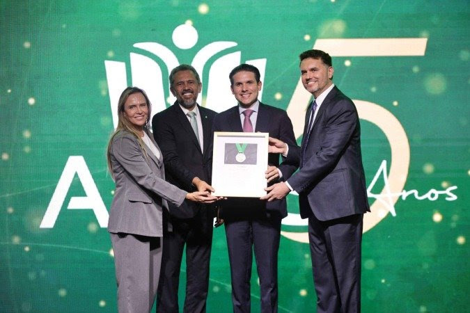 amies-homenageia-ibaneis-rocha-e-celina-leao-por-suas-contribuicoes-a-educacao-em-2025