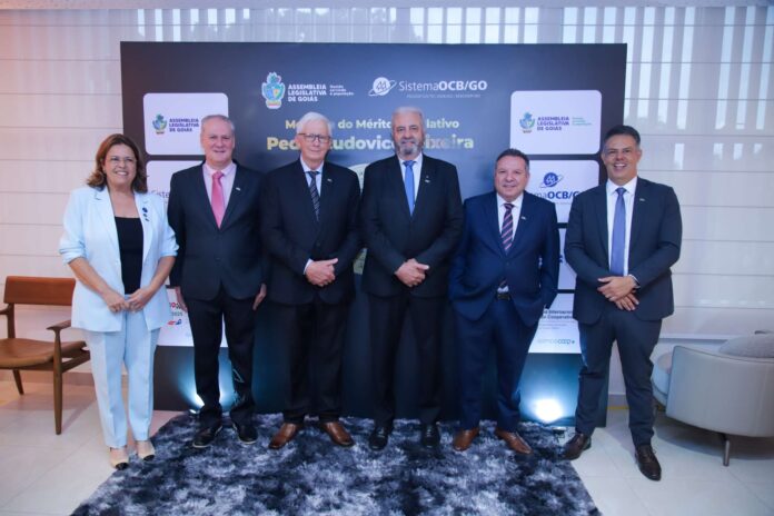 presidentes-do-sicredi-recebem-medalha-do-merito-legislativo-pedro-ludovico-teixeira-em-goiania