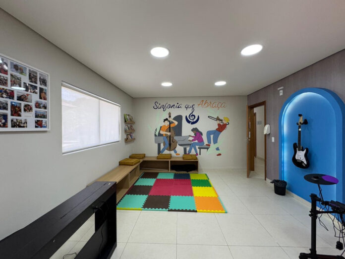 abrace-inaugura-sala-de-musica-do-projeto-sinfonia-que-abraca