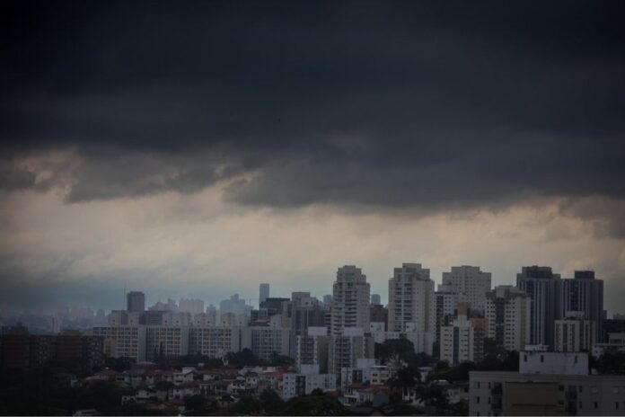 inmet-emite-alerta-de-tempestade-e-granizo-para-8-estados