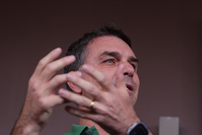 apos-ser-escolhido-por-bolsonaro,-flavio-nega-racha-e-elogia-tarcisio