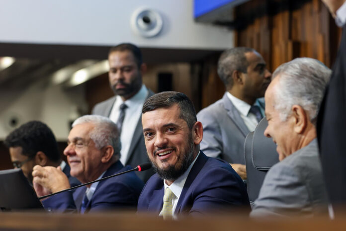 confusao-marca-sessao-da-alerj-que-decidiu-sobre-prisao-de-bacellar