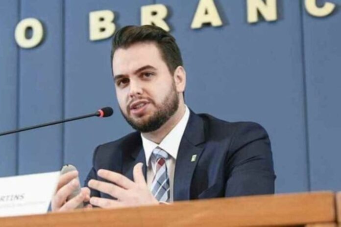 moraes-nega-pedido-de-filipe-martins-para-ter-fux-em-julgamento-no-stf