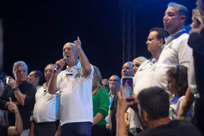 ambos-do-pl,-izalci-e-fraga-irritam-bolsonaristas-ao-subirem-em-palco-de-arruda