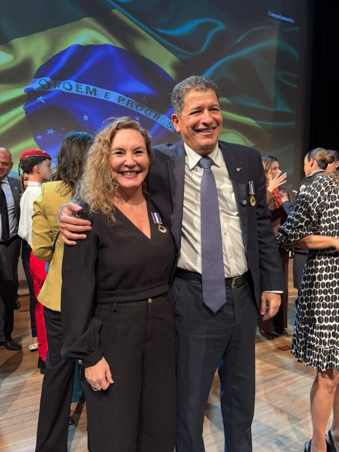 claudine-fernandes-de-araujo-recebe-medalha-merito-do-conselho-comunitario-de-seguranca-do-df