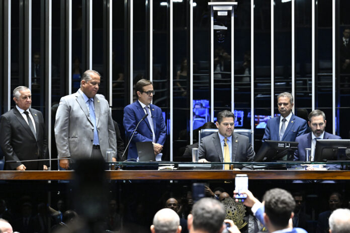 com-valdemar-e-carlos-bolsonaro,-suplente-de-romario-toma-posse