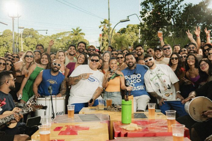 apos-desbancar-sertanejo,-menos-e-mais-comemora-musica-mais-ouvida-do-ano