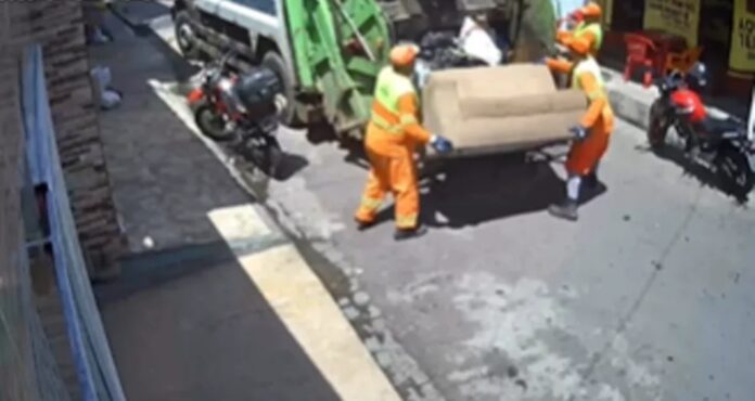 mulher-deixa-sofa-secando-na-porta-e-movel-acaba-em-caminhao-de-lixo