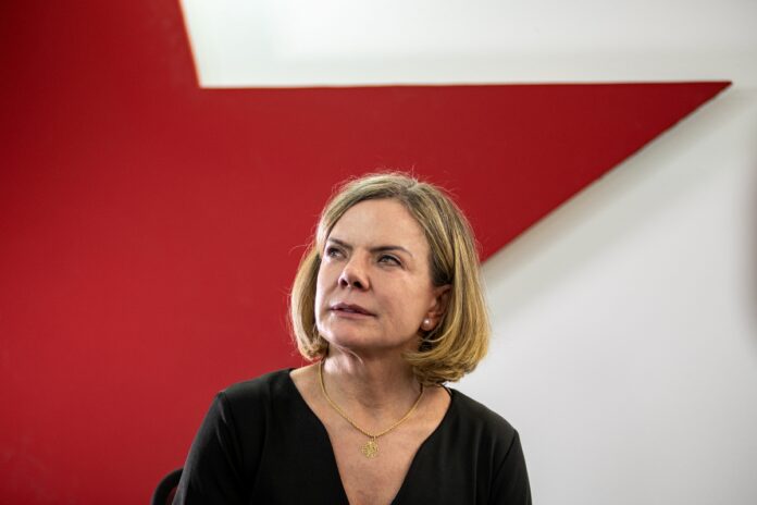 em-evento-na-camara,-gleisi-canta-samba-enredo-que-homenageia-lula.-video