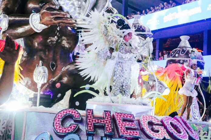 confusao-em-apuracao-faz-escola-de-samba-receber-trofeu-por-engano