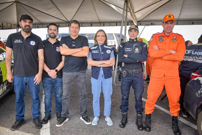 celina-leao-acompanha-centro-de-comando-e-reforca-aposta-em-integracao-das-forcas-no-carnaval-do-df