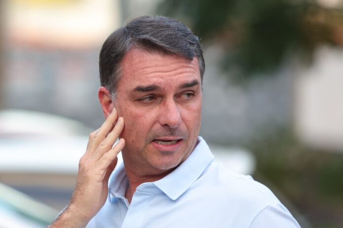 flavio-bolsonaro-assina-pedido-de-impeachment-de-toffoli