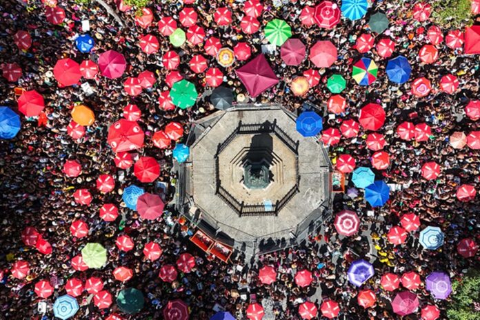 folioes-lotam-as-ruas-do-rio-de-janeiro-no-domingo-de-carnaval.-veja