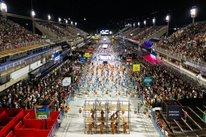 van-de-camarote-da-sapucai-e-assaltada-na-saida-de-desfile-no-rio