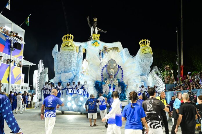 portela:-carro-alegorico-enfrenta-problema-e-causa-panico-em-sambistas