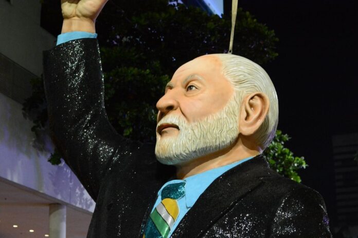 escola-que-homenageou-lula-recebeu-10-em-apenas-um-quesito.-veja