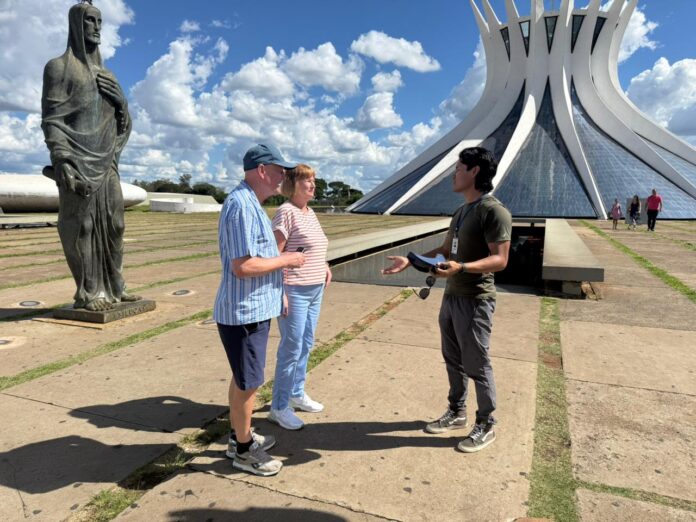 com-mediacao-de-guias,-brasilia-transforma-visitas-e-amplia-alcance-global