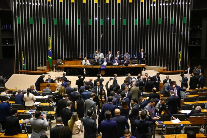 camara-dos-deputados-reajusta-verba-de-gabinete-e-cota-parlamentar