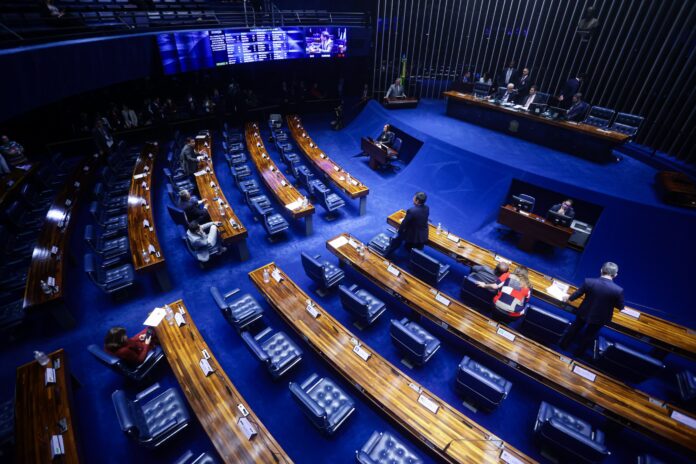 alvo-de-decisoes-de-dino,-fim-dos-supersalarios-esta-parado-no-senado