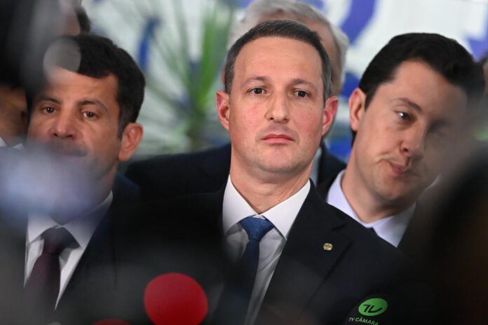 pl-antifaccao:-derrite-retoma-fundo-da-pf-e-veto-a-voto-de-presos-nas-eleicoes