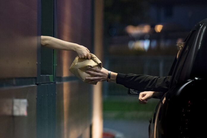 interacao-com-ia-no-drive-thru-pode-piorar-a-dieta,-aponta-estudo