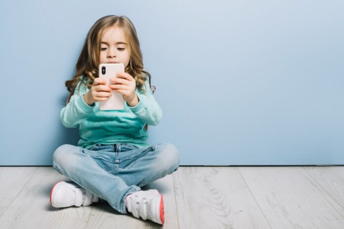 a-idade-ideal-para-criancas-terem-o-proprio-celular,-segundo-pediatras