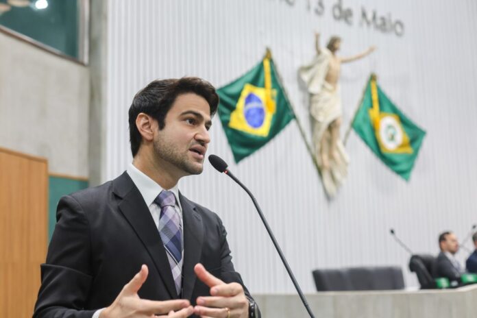 deputado-pedro-matos-sai-em-defesa-de-estudantes-que-denunciaram-condicoes-precarias-de-escola-em-maranguape