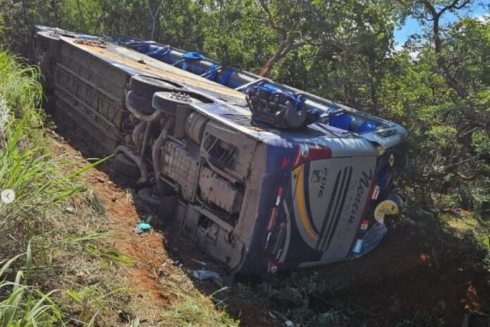 acidente-de-onibus-deixa-dois-mortos-e-10-feridos-em-minas-gerais