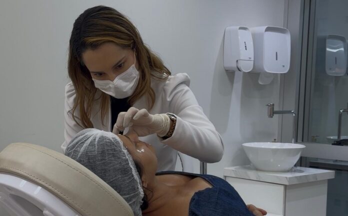 a-nova-era-da-harmonizacao-facial:-o-movimento-do-natural-e-a-busca-por-um-rosto-que-se-reconhece