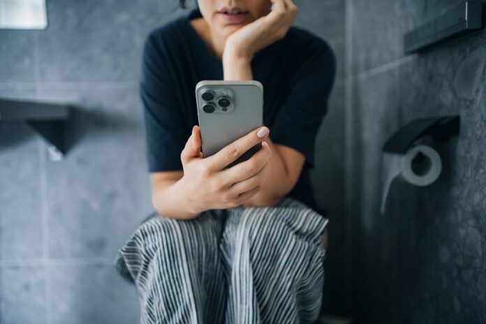 celular-no-banheiro-pode-aumentar-em-46%-o-risco-de-hemorroidas