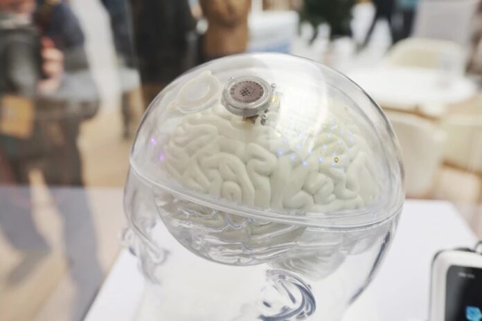 china-aprova-chip-cerebral-para-uso-clinico-capaz-de-tratar-paralisia