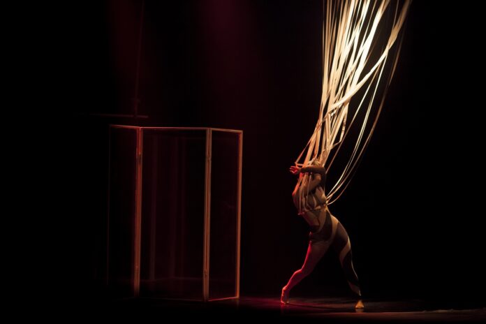 espetaculo-o-labirinto-de-vidro-entra-em-cartaz-no-sesc-gama