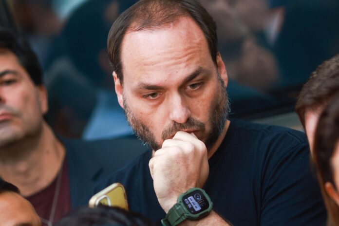 carlos-bolsonaro-faz-post-enigmatico-e-fala-em-“bumbum-guloso”