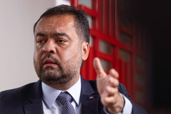 “saio-de-cabeca-erguida”,-diz-castro-ao-renunciar-ao-governo-do-rio