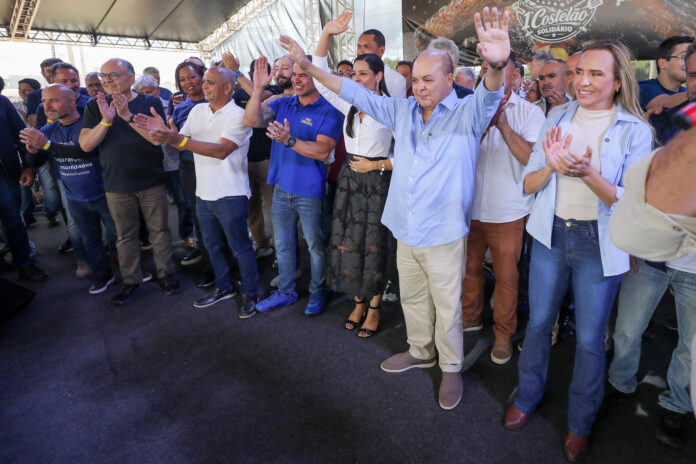 ibaneis-rocha-assina-renuncia-ao-cargo-de-governador-durante-agenda-em-ceilandia