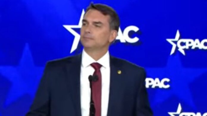nos-eua,-flavio-bolsonaro-apela-por-pressao-sobre-eleicoes-no-brasil