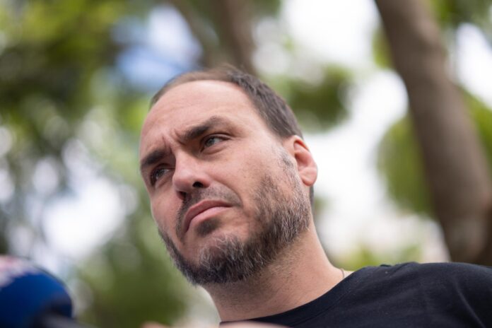 o-novo-post-enigmatico-de-carlos-bolsonaro-sobre-a-“direita”