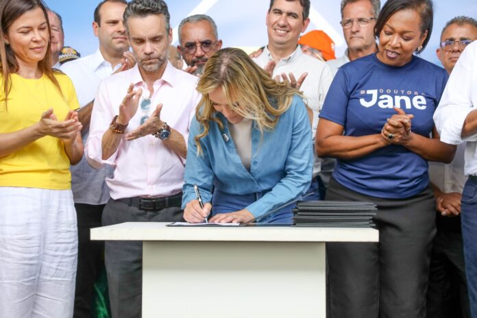 em-primeiro-ato-como-governadora,-celina-leao-lanca-programa-gdf-na-sua-porta,-no-itapoa