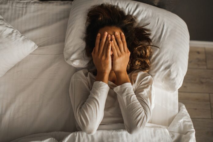 dormir-em-horarios-irregulares-pode-dobrar-risco-cardiaco,-diz-estudo