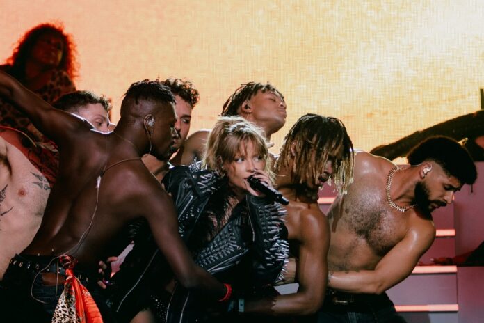 luisa-sonza-abre-coracao-sobre-estreia-no-coachella:-“prazer-e-caos”