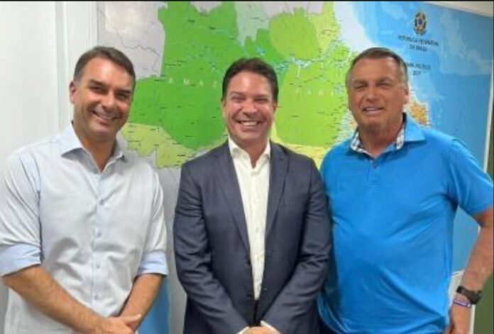 flavio-bolsonaro-se-manifesta-sobre-prisao-de-ramagem-pelo-ice-nos-eua