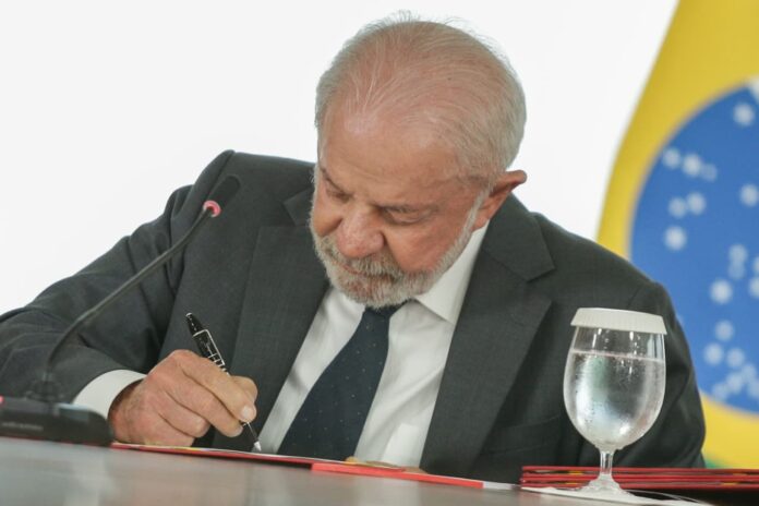 lula-assina-atos-que-ampliam-direitos-de-terceirizados-federais