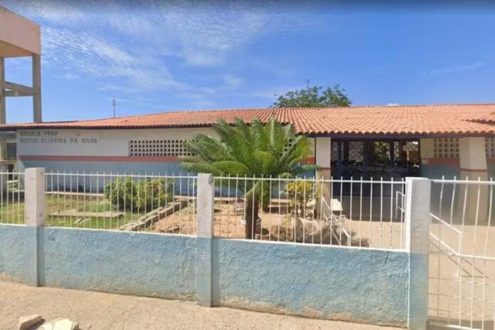 professor-e-afastado-apos-tirar-a-roupa-e-ficar-nu-em-sala-de-aula