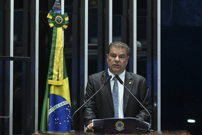 senador-propoe-dar-titulo-de-“persona-non-grata”-a-assessor-de-trump