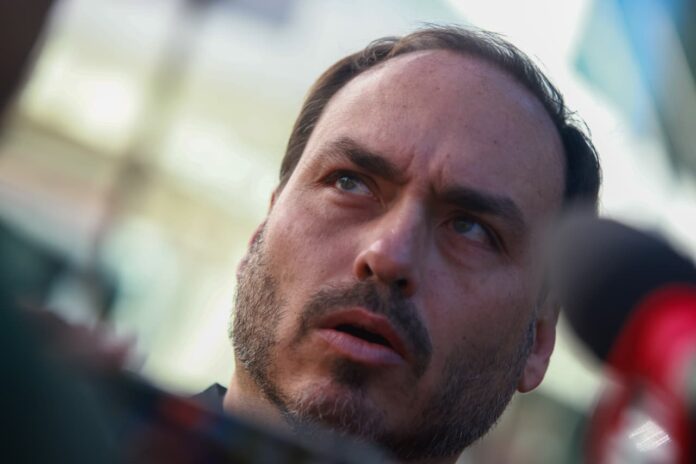 bolsonaro-espera-decisao-do-“ministro-medico-moraes”,-diz-carlos